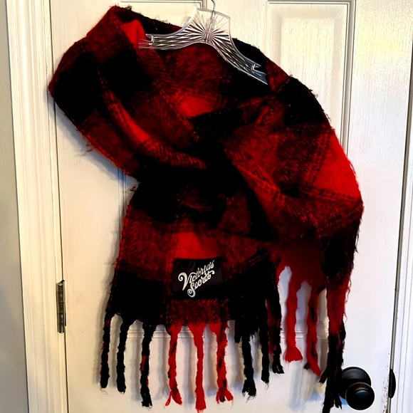 Victoria Secret women’s plaid Scarf - Picture 1 of 5